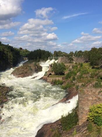 Trollhättan er berømt for sine vandfald og sluseområder.