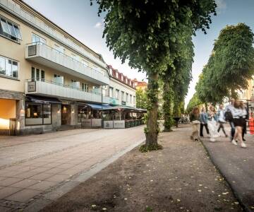 Hotellet er et lite og sjarmerende hotell med sentral beliggenhet på gågaten i Trollhättan.