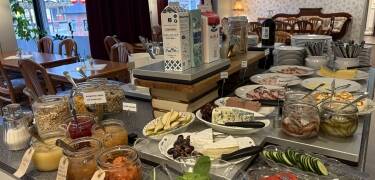 Hotell Bele har även ett mysigt fik med hembakat bröd och goda marmelader.