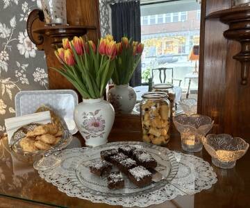 Om eftermiddagen byder hotellet på kaffe og te med hjemmebagte kiks og andre lækkerier.