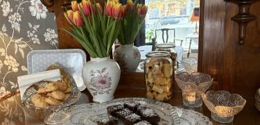 Am Nachmittag bietet das Hotel Kaffee und Tee mit hausgemachten Keksen und anderen Köstlichkeiten.