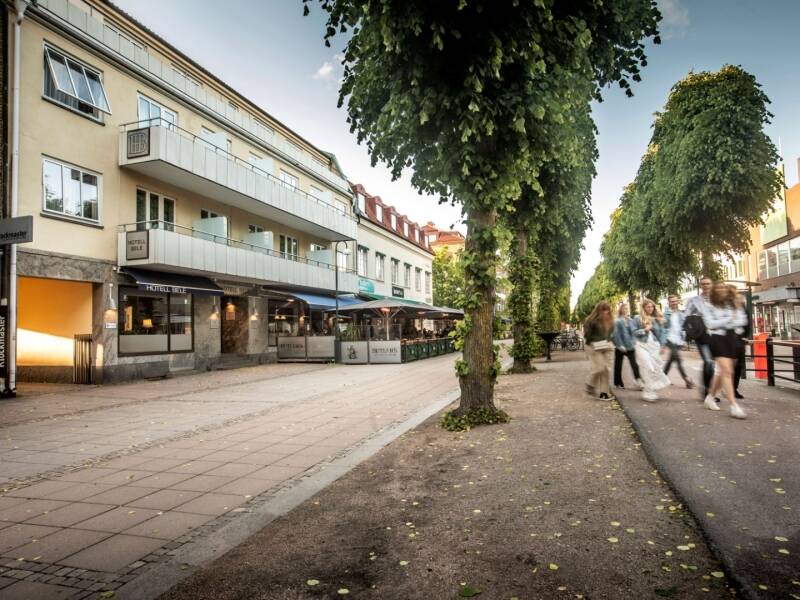 Hotellet er et lille og charmerende hotel med en central beliggenhed på gågaden i Trollhättan.