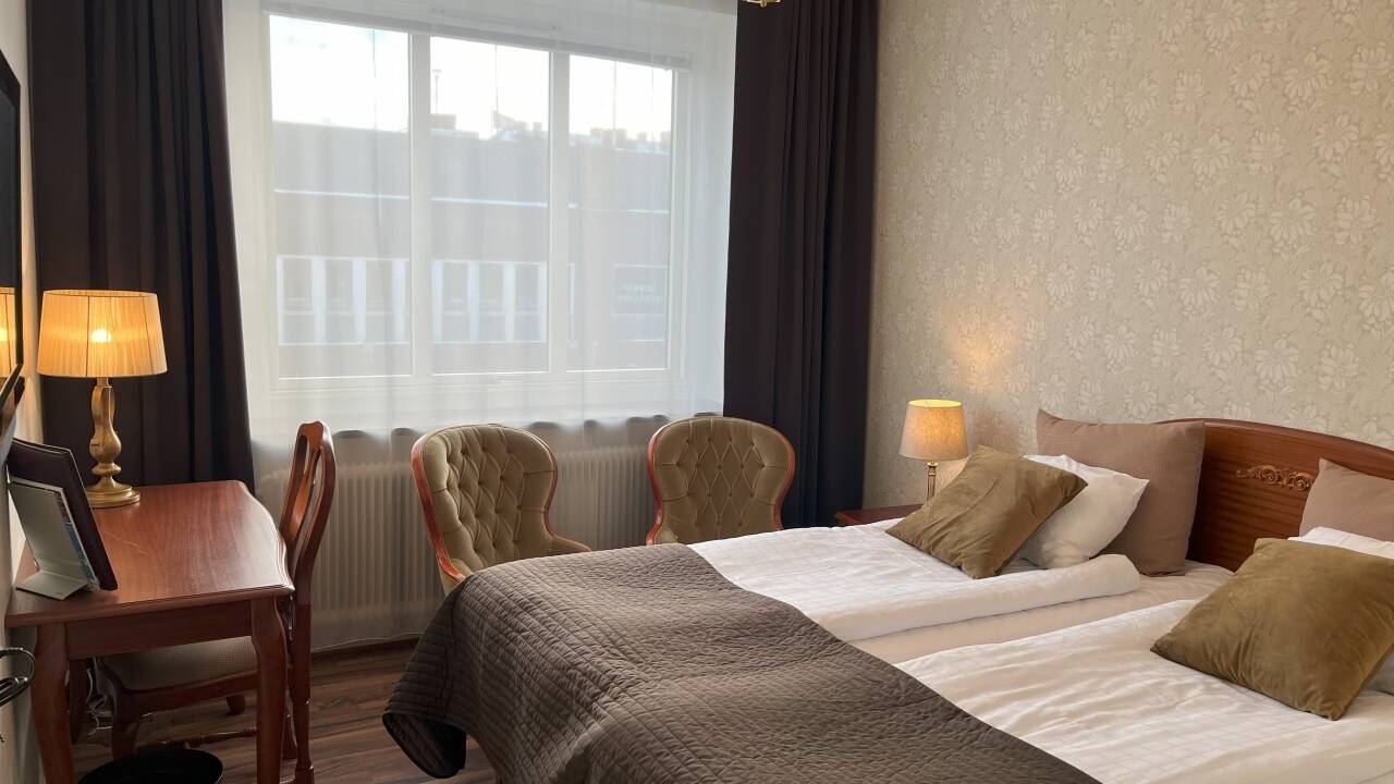 Slap af i hotellets hyggelige værelser og få ny energi på jeres miniferie.