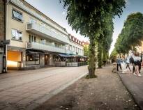 The hotel is a small and charming hotel with a central location on the pedestrian street in Trollhättan.