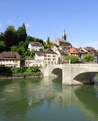 Das Hotel Goldener Knopf genießt eine hervorragende Lage direkt am Rhein, an der Grenze zwischen Deutschland, der Schweiz und Frankreich.