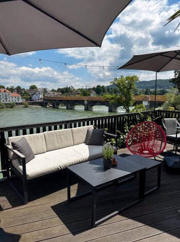 Hotellet ligger i historiska Bad Säckingen precis vid floden Rhen och ni har en fantastisk utsikt från den stora terrassen