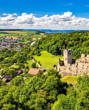 Machen Sie einen Ausflug und erleben Sie z. B. die Burg Rötteln, hoch oben auf einem Hügel, inmitten der üppigen Natur des Schwarzwaldes.