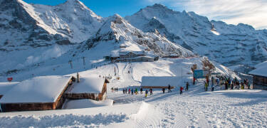 Skifahren auf dem Titlis oder familienfreundliche Pisten in der Nähe des Dorfes genießen.