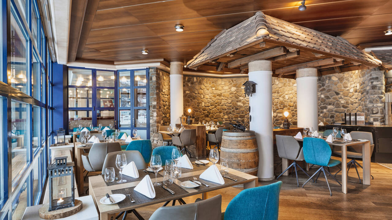 Probieren Sie Schweizer und internationale Gerichte in den Restaurants vor Ort mit flexiblen Essenszeiten.
