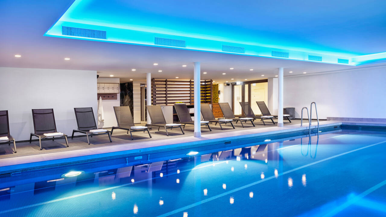 Entspannen Sie sich im Spa mit Innenpool, Saunen, Eisbrunnen und Erlebnisduschen.