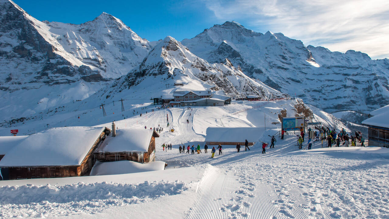 Skifahren auf dem Titlis oder familienfreundliche Pisten in der Nähe des Dorfes genießen.