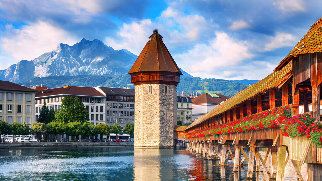 Luzern gilt als eine der schönsten Städte der Welt und ist daher auf jeden Fall einen Besuch wert.