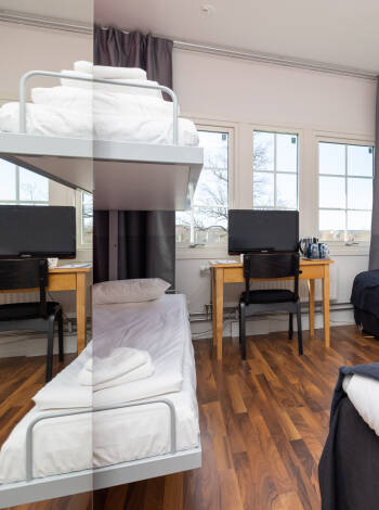 Här bor ni på trevliga och bekväma rum och det går att boka hotellets dubbelrum med upp till två extrasängar