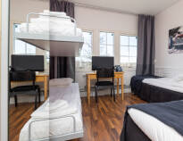 I bor på nydelige værelser, som giver jer komfortable rammer under opholdet, og det er muligt at booke dobbeltværelser med to ekstra opredninger.