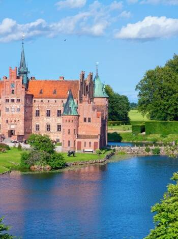 Om sommeren kan dere besøke det vakre Egeskov Slott på Fyn.