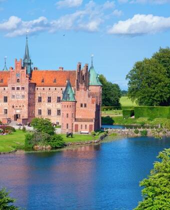 I sommerhalvåret kan I besøge det smukke Egeskov Slot på Fyn