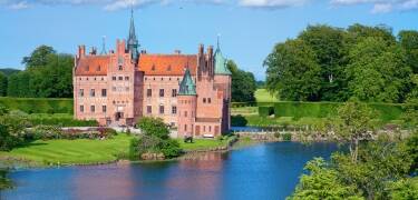 I sommerhalvåret kan I besøge det smukke Egeskov Slot på Fyn