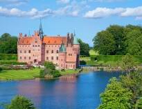 Om sommeren kan dere besøke det vakre Egeskov Slott på Fyn.