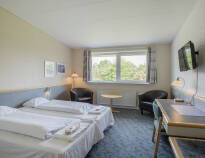 Slapp av på hotellets romslige og lyse rom etter en opplevelsesrik dag på Fyn.
