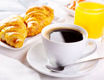 Om morgenen serveres dejlig morgenmad, og om aftenen kan I nyde velsmagende retter i restauranten, som også tilbyder udeservering.