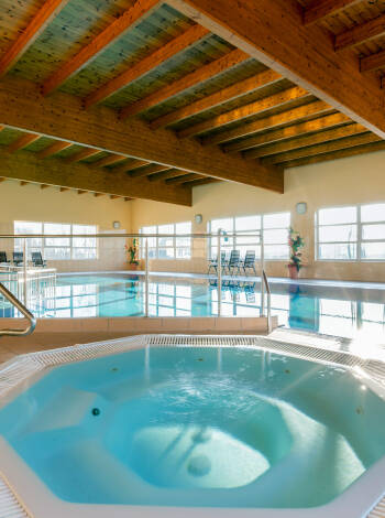 Koppla av och återhämta dig med hotellets spa-faciliteter, inklusive en simbassäng och jacuzzi.