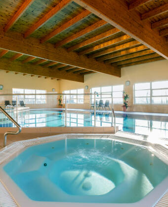 Koppla av och återhämta dig med hotellets spa-faciliteter, inklusive en simbassäng och jacuzzi.