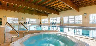Koppla av och återhämta dig med hotellets spa-faciliteter, inklusive en simbassäng och jacuzzi.