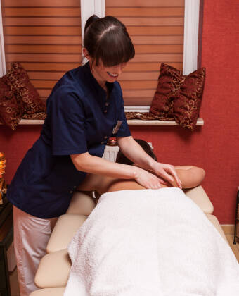 Dra nytta av skönhetstjänsterna och de specialiserade hälsobehandlingarna, inklusive hydroterapi, fysioterapi och massage.