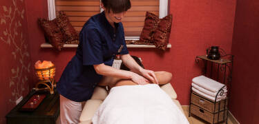 Take advantage of the beauty services and the specialized health treatments, including hydrotherapy, physiotherapy, and massages.