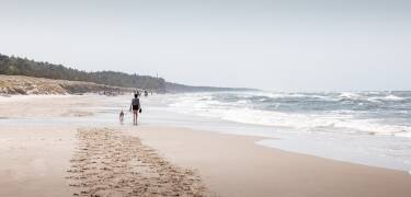 Das Hotel liegt nur 600 m vom Sandstrand des Meeres entfernt.