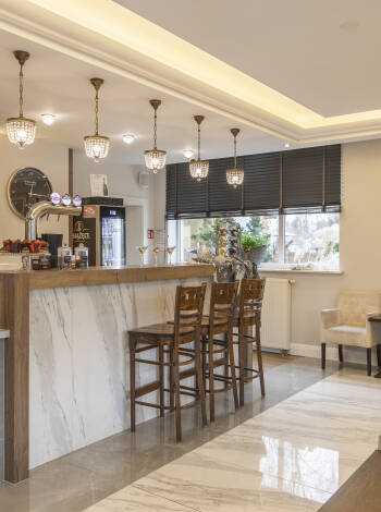 Hotellets bar och café serverar fantastiska cocktails och nyrostat 100% Arabica-kaffe.