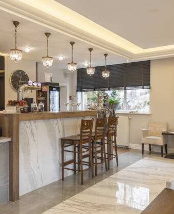 Hotellets bar och café serverar fantastiska cocktails och nyrostat 100% Arabica-kaffe.