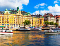 Fra hotellet har I bare 50 meter til det nærmeste busstoppested, hvorfra I let og hurtigt kan komme ind til centrum i Stockholm.