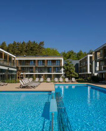 Dieses stilvolle 4-Sterne-Hotel bietet eine elegante Inneneinrichtung, hochwertige Annehmlichkeiten und einen großzügigen Außenpool, der im Sommer für Abkühlung sorgt.