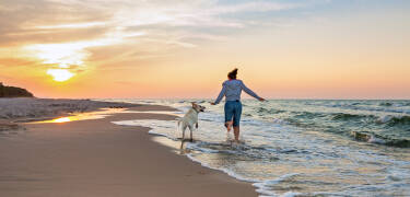 Nyd en kort gåtur til den brede, sandede strand – ideel til solbadning og afslappende gåture langs havet.