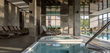 Entspannen Sie im wunderschönen Wellnessbereich mit Sauna, Dampfbad, Whirlpool und regenerierenden Behandlungen.