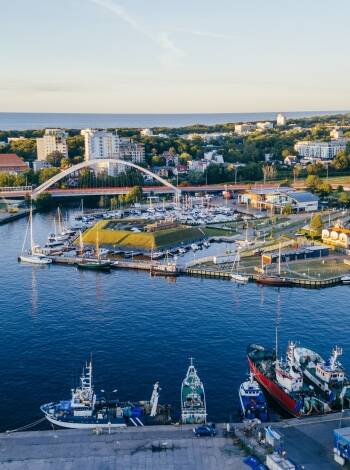 Besök Kołobrzegs charmiga gamla stad, den livliga marinan och den mysiga strandpromenaden.