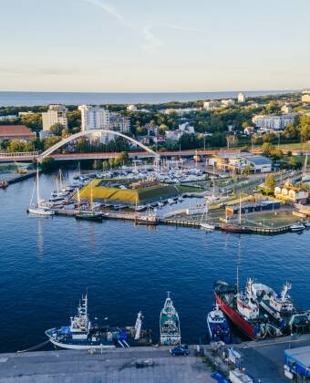 Besök Kołobrzegs charmiga gamla stad, den livliga marinan och den mysiga strandpromenaden.