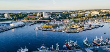 Besuchen Sie die charmante Altstadt von Kołobrzeg, den geschäftigen Yachthafen und die Strandpromenade.