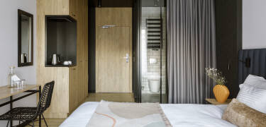 Boka elegant designade rum med balkong eller terrass, mörkläggningsgardiner och kvalitetsbekvämligheter.