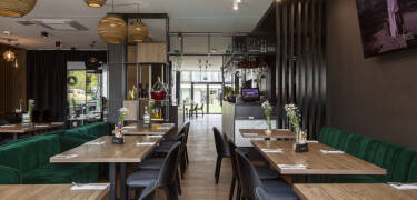 Das Restaurant Natura serviert frische, lokal bezogene Gerichte, bei deren Zubereitung der Schwerpunkt auf hochwertigen Zutaten liegt.