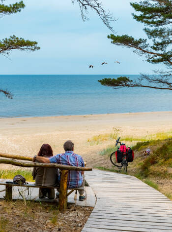 Omgivet av skogar och stigar är området perfekt för cykling, vandring och naturupplevelser.