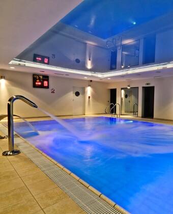 Entspannen Sie während Ihres Aufenthalts im hoteleigenen Wellnessbereich. Dieses bietet einen Innenpool, einen Whirlpool, Wasserfälle und Saunen.