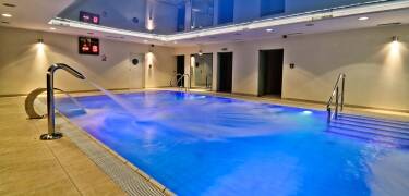 Du kan koppla av i hotellets spaavdelning under din vistelse. Här finns en inomhuspool, bubbelpool, vattenfall och bastur.