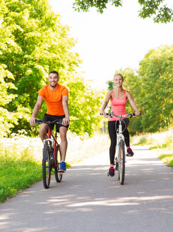 Vandra eller cykla i de pittoreska omgivningarna. Du bor precis intill ett naturreservat och det finns många vandringsleder i närheten.
