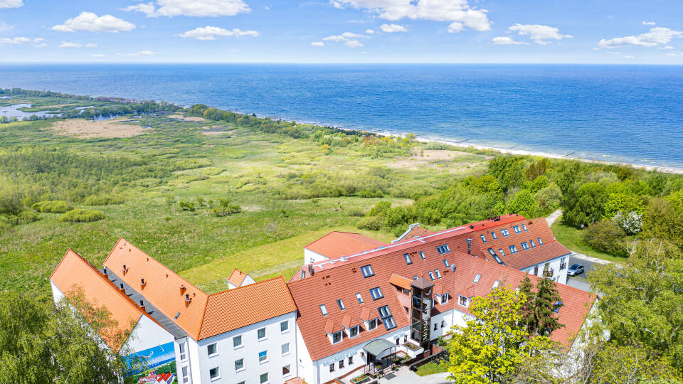 Hotel Mona Lisa enjoys a superb location in green surroundings, close to the coast.