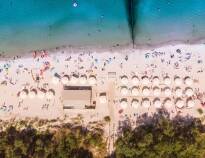 HAVET Hotel boasts a wide, fine sandy beach with lifeguard services, animations, a Beach Bar, equipment rental, sports fields, and Wi-Fi, all accessible via a comfortable path.