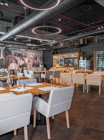 Hotellets prisbelönta restaurang "Magia Lubczyku" serverar utsökta gourmeträtter.