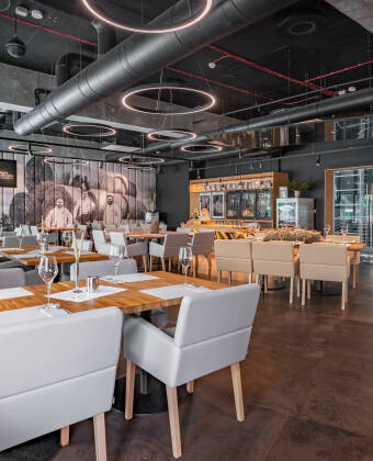Hotellets prisbelönta restaurang "Magia Lubczyku" serverar utsökta gourmeträtter.