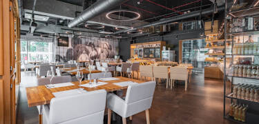 Hotellets prisbelønte restaurant "Magia Lubczyku" serverer deilige gourmetretter.